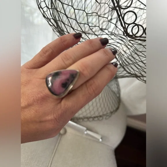 🪶 Whimsical Rhodonite genuine gemstone 8.5 ring 🩷 Chakra